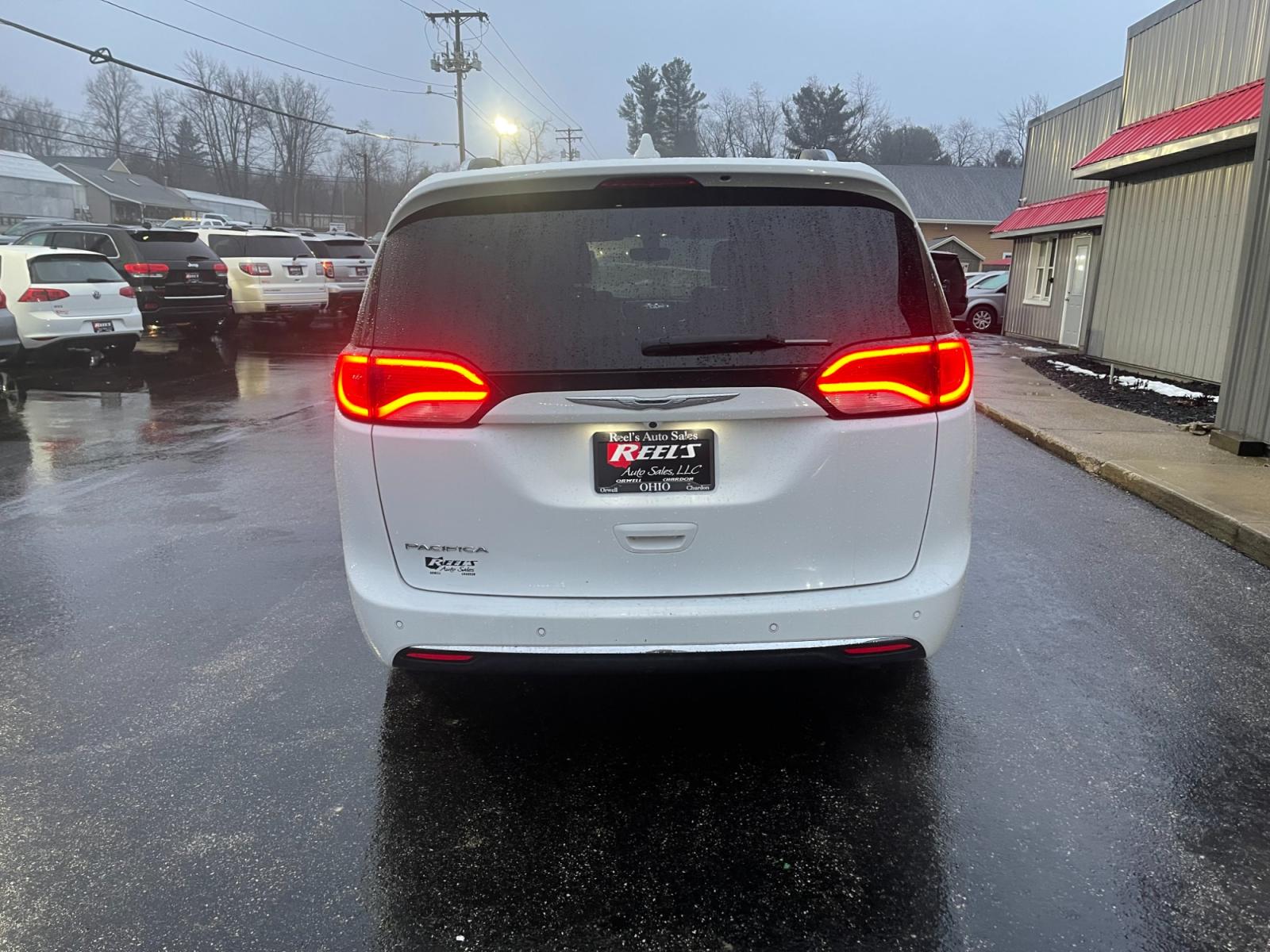 2018 White /Black Chrysler Pacifica Touring-L Plus (2C4RC1EG0JR) with an 3.6L V6 DOHC 24V engine, 9A transmission, located at 11115 Chardon Rd. , Chardon, OH, 44024, (440) 214-9705, 41.580246, -81.241943 - This 2018 Chrysler Pacifica Touring L Plus is a well-equipped minivan, boasting a single-owner history and a clean accident record. It features a capable 3.6L Pentastar V6 engine complemented by a 9-speed automatic transmission with start-stop technology to enhance fuel efficiency. The interior is a - Photo #8